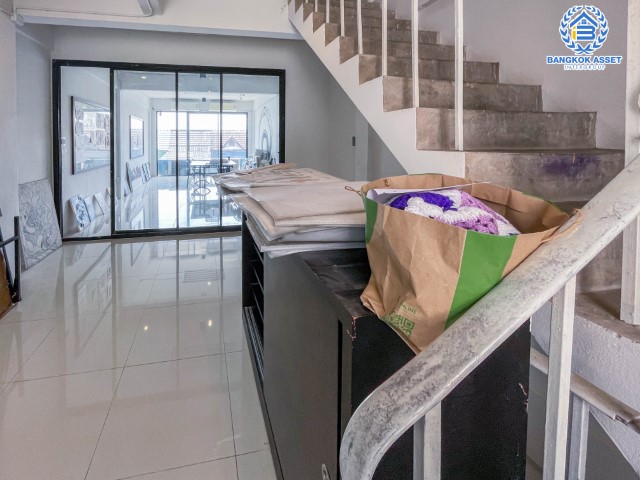 *****อาคารพาณิชย์มือสองย่านกรุงเทพฯ อาคารพาณิชย์ ซอยเพชรเกษม65/1 เนื้อที่กว้างขวางมากถึง 16 ตร.ว. ฟังก์ชัน 4 ห้องนอน 2 ห้องน้ำ ที่จอดรถ 1 คัน บ้านสไตล์คาเฟ่ ตกแต่งพร้อม ตั้งอยู่บนทำเลชุมชน เหมาะกับการค้าขาย เชื่อมต่อการเดินทางด้วยถนนเพชรเกษม จองเลย!